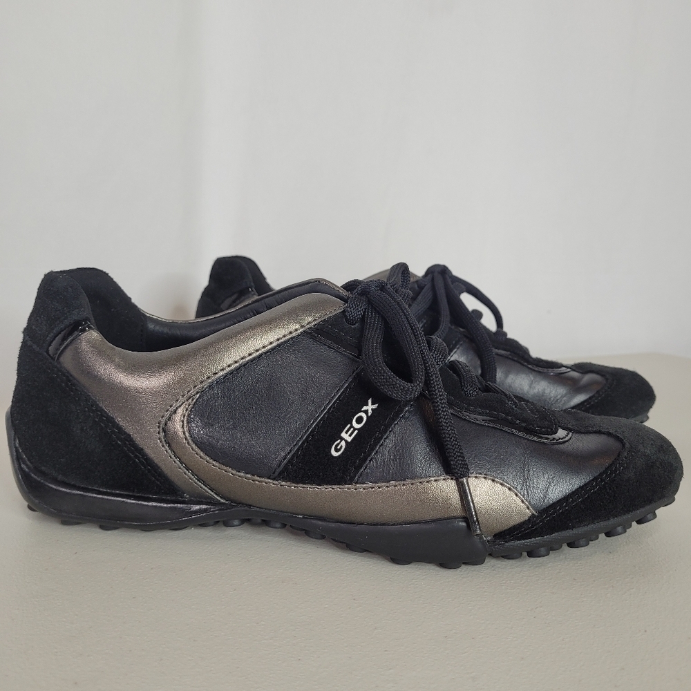 Geox D Snake B Leather Low-Top Sneakers - Size 9